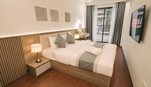 Comfort Room, 1 King Bed, Balcony, City View