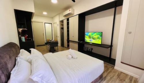 Superior Studio, 1 Queen Bed, Balcony, City View