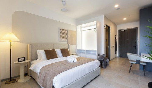 Superior Studio, 1 King Bed, City View