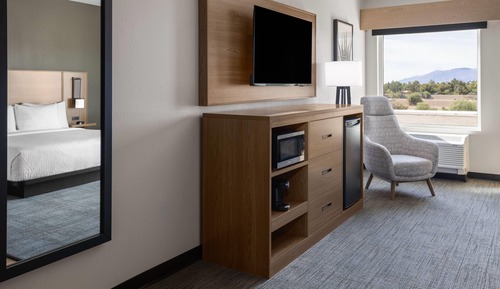 Standard Room, 1 King Bed, Non Smoking (ADA)