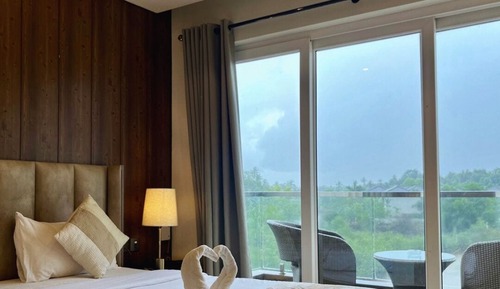 Luxury Suite, Balcony, Lake View