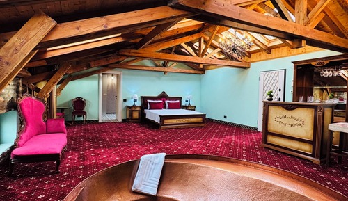 Romantic Loft, 1 King Bed with Sofa bed, Housekeeping, City View