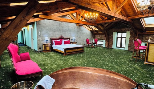 Romantic Loft, 1 King Bed with Sofa bed, Housekeeping, City View