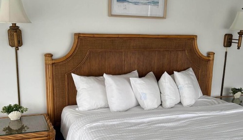 Standard Room, 1 King Bed, Partial Ocean View
