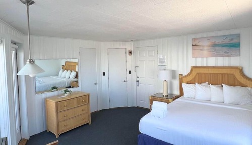 Basic Room, 1 Queen Bed, Partial Ocean View