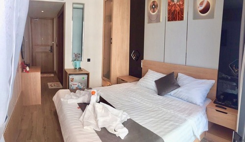 Deluxe Studio, 1 Queen Bed, Balcony, City View