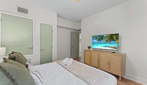 Comfort Apartment, 2 Bedrooms, Partial Lake View