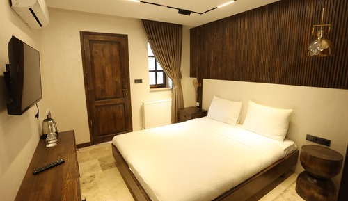 Suite, Courtyard View