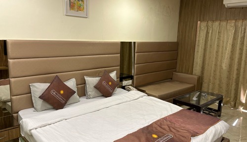 Deluxe Double Room, 1 King Bed, Private Bathroom, City View