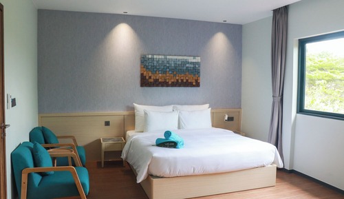 Standard Room, 1 Queen Bed, Balcony, Garden View