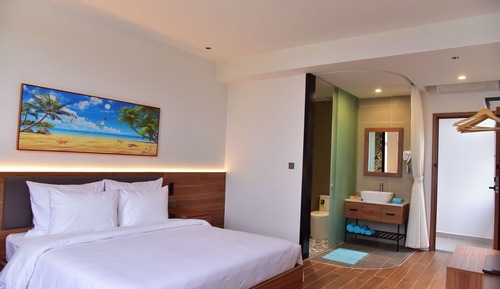 Deluxe Room, 1 Queen Bed, Private Bathroom, Ocean View