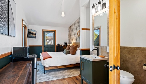 Basic Single Room, 1 King Bed