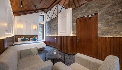 Classic Duplex, Bathtub, River View