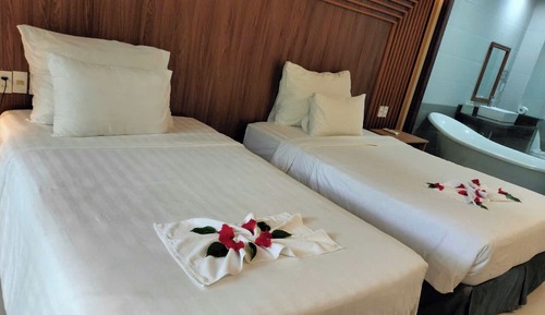 Deluxe Double Room, 1 King Bed, Balcony, Garden View