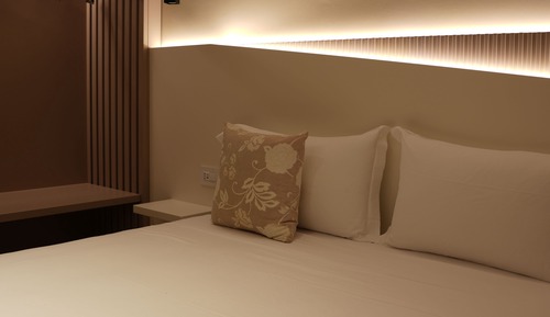 Comfort Room, Balcony, Courtyard View