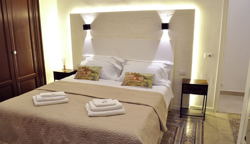 Deluxe Double Room, 1 King Bed, Courtyard View