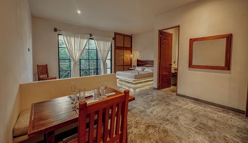 Deluxe Studio Suite, Pool View