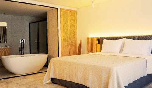 Deluxe Double Room, Bathtub