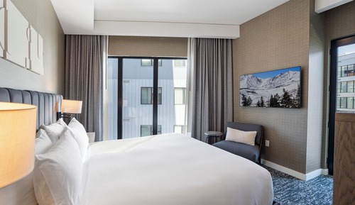 Luxury Condo, 2 Bedrooms, Balcony, Slope side