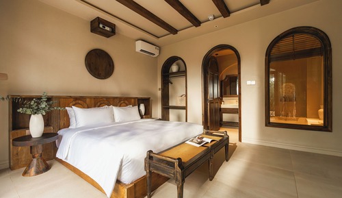 Luxury Room, 1 Queen Bed, Pool View