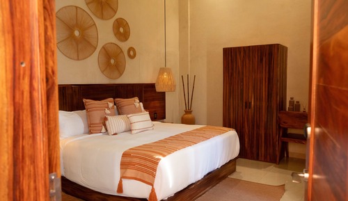 Comfort Room, 1 King Bed, Balcony, Garden View