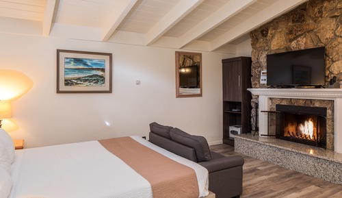 Luxury Studio, 1 King Bed with Sofa bed, Kitchen (1 King Bed)