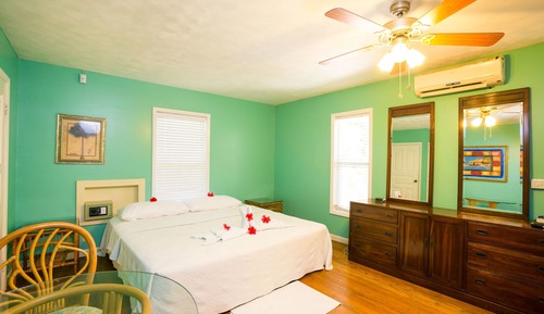 #23 (2BR, 2BA King Beach House: 2 King + 2 Murphy)