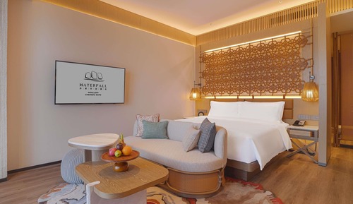 SUPERIOR ROOM,1 King Size Bed, Waterfall View