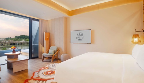 MGALLERY EXECUTIVE SUITE, M Club Access,1 King Size Bed, Waterfall View, Butler