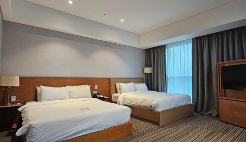Family Triple Room, 2 Queen Beds, Non Smoking, Microwave