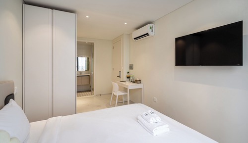 Standard Queen room - Back building view
