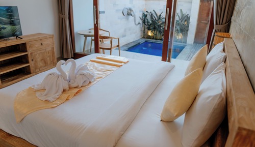 Deluxe Room, 1 Queen Bed, Pool View