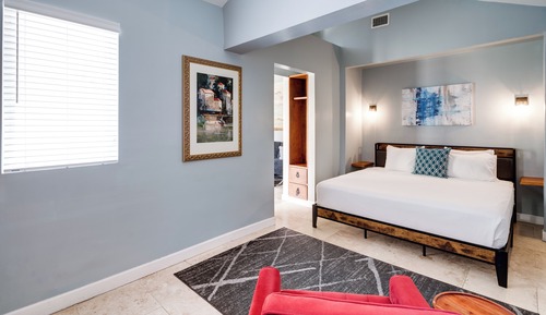 Deluxe King Suite with Balcony - Impala Building (Self Check-in)