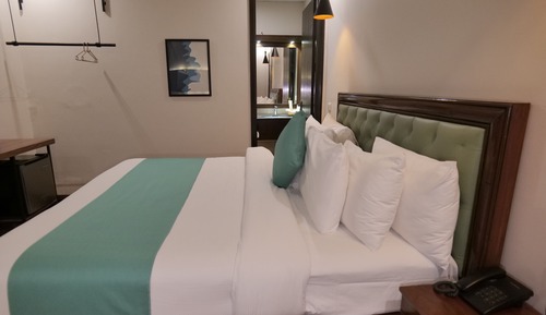 Business Room, 1 King Bed, Private Bathroom