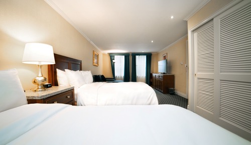 2 Full Beds Suite