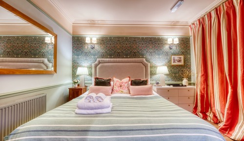 Superior Double Room, Ensuite, Courtyard View