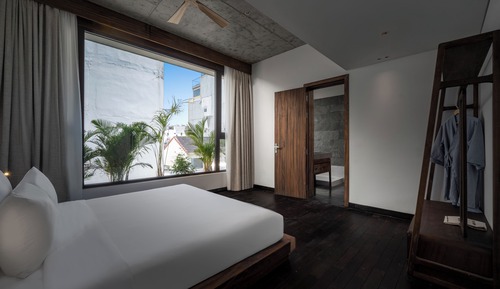 Apartment with Bathtub