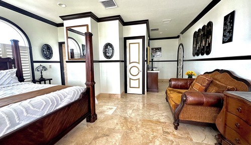 Deluxe Suite, Jetted Tub