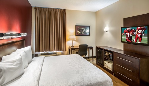 Business Room, 1 King Bed, Accessible (Smoke Free)