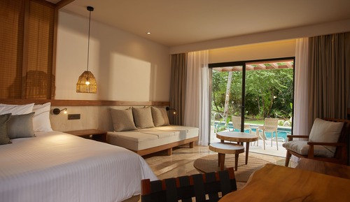 Junior Suite (Deluxe Swim Up)
