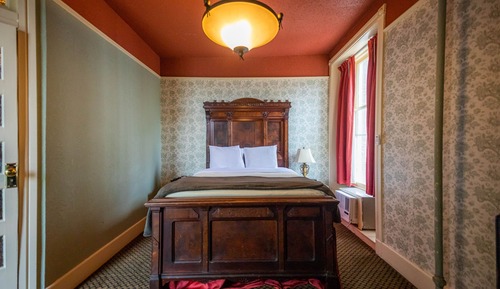 Standard Single Room, 1 Queen Bed (Victorian)