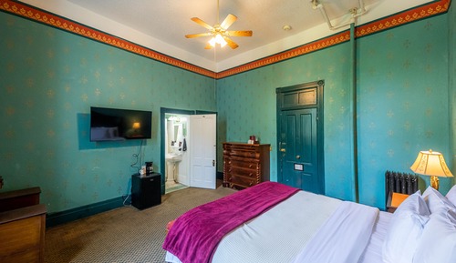 Room, 1 King Bed (Victorian)