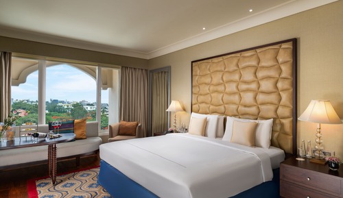 Club Room, 1 King Bed (Premium)