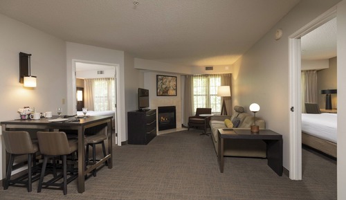 Suite, 2 Bedrooms (Mobility/Hearing Access, Roll-In Shwr)