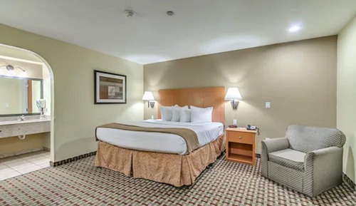Room, 1 King Bed, Accessible, Smoking (Tub with Grab Bars)