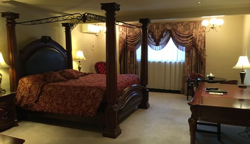 Royal Manor Suite