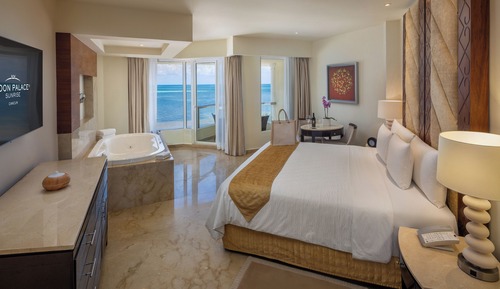 Superior Governor Ocean Front Suite - King Size Bed