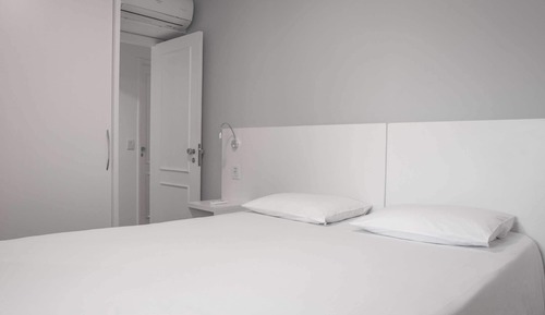 Apartamento Superior com 1 cama casal 2 camas solteiro e 2 banheiros