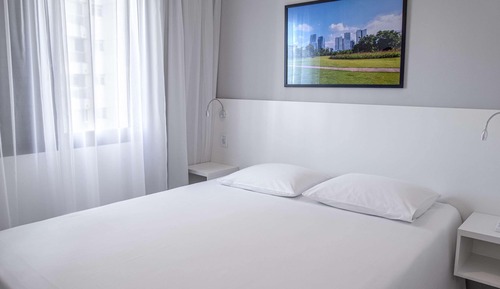 Apartamento superior com 2 camas de casal e 2 banheiros