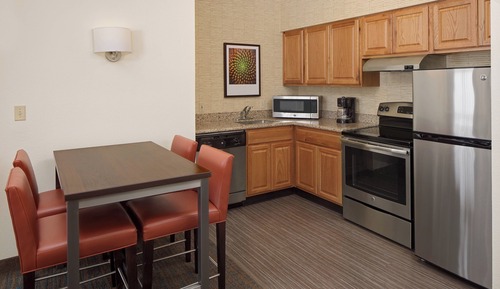 Suite, 2 Bedrooms, Non Smoking, Fireplace (Mobility/Hearing Access, Roll-In Shwr)